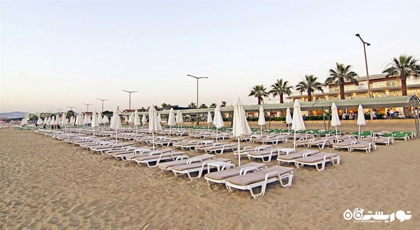 تخت های حمام آفتاب در کنار ساحل هتل